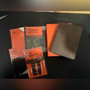 PLOTTER MINI BINDER IN HORSEHAIR LEATHER. GRAY COLOR